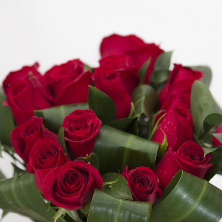 BuquÃª romano com 20 rosas vermelhas